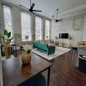 Luxury “walk To Everything” Apartment Memphis